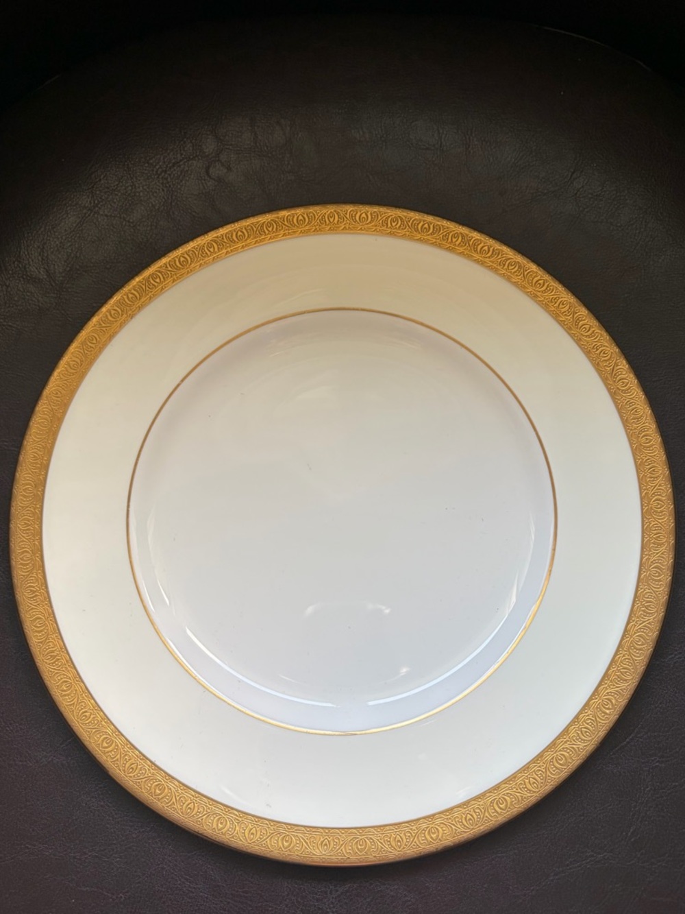 Buckingham K-159 by Minton White Dinner Plate with Decorative Gold Rim